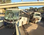 Grande BH: batida entre carreta e ônibus deixa congestionamento quilométrico na Fernão Dias