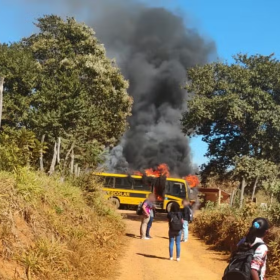 Vídeo: Ônibus escolar pega fogo em Onça de Pitangui