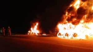 Inc&ecirc;ndio destr&oacute;i caminh&atilde;o e interdita BR-262, em Nova Serrana