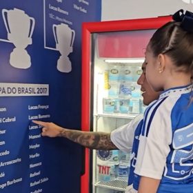 Lucas Romero celebra a felicidade familiar com a renova&ccedil;&atilde;o de contrato no Cruzeiro