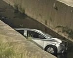 Motorista recusa bafômetro após cair com carro em córrego no bairro Castelo, em BH