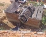 VÍDEO: carro despenca sobre casa em BH e motorista fica presa às ferragens