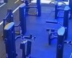 VÍDEO: Homem invade academia após briga, atira em instrutor e é baleado por policial penal