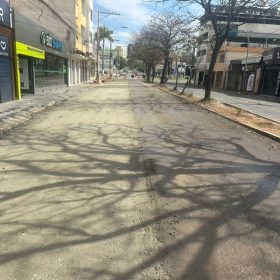 Obras na Avenida JK alteram trânsito próximo ao trevo da MG-050