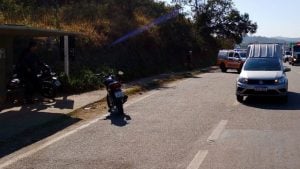 Batida entre duas motos e um carro deixa casal ferido na MG-050, em Ita&uacute;na