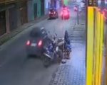 Vídeo: Carro bate em motos estacionadas em Divinópolis; motorista fugiu de acidente