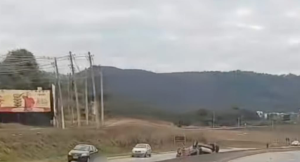 Ita&uacute;na: Ve&iacute;culo capota na MG-050; motoristas devem redobrar aten&ccedil;&atilde;o