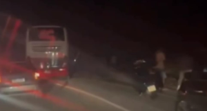 Acidente entre &ocirc;nibus e carro &eacute; registrado na BR-494 entre Oliveira e Carmo da Mata