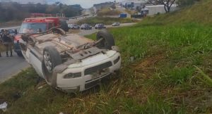 Par&aacute; de Minas: Carro capota na BR-262, colide com moto e deixa feridos