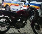 Inabilitado se assusta com blitz, sofre acidente, e perde veículo em Divinópolis