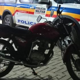Inabilitado se assusta com blitz, sofre acidente, e perde veículo em Divinópolis