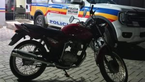 Homem &eacute; preso com motocicleta furtada e diz &lsquo;n&atilde;o lembrar de crime&rsquo; em Ara&uacute;jos