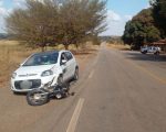 Motociclista sem CNH bate em carro, fica ferido e é detido em Pitangui
