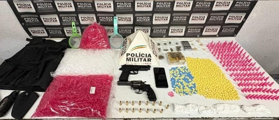PM apreende drogas em Carmo do Cajuru e recupera motor de moto roubada em Divin&oacute;polis