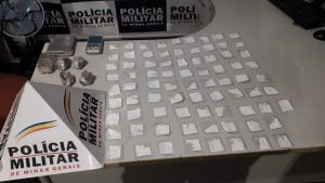 PM apreende drogas em casa abandonada de Cl&aacute;udio