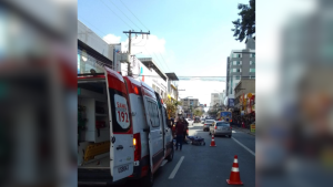 Mulher fica ferida em acidente entre carro e moto no Centro de Divinópolis