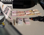 Polícia Militar apreende drogas, dinheiro e réplica de arma em Cláudio