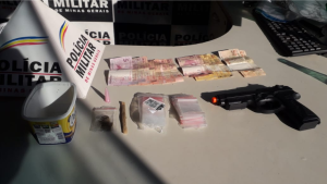 Polícia Militar apreende drogas, dinheiro e réplica de arma em Cláudio