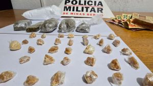 PM apreende drogas e prende casal durante cumprimento de mandado em Formiga