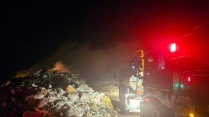 Corpo de Bombeiros combate inc&ecirc;ndio em aterro sanit&aacute;rio de Itapecerica