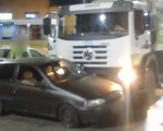 Divinópolis: Colisão entre carro e caminhão de coleta de lixo é registrado na av. JK