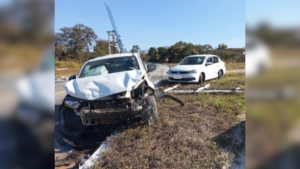 Acidente entre dois carros &eacute; registrado na BR-494, em Perdig&atilde;o