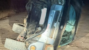 Homem fica ferido ap&oacute;s capotamento de caminhonete na zona rural de Ita&uacute;na