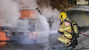 V&Iacute;DEO: Inc&ecirc;ndio destr&oacute;i ve&iacute;culo em Nova Serrana