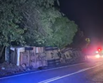 Carreta tomba na MG-423 entre Nova Serrana e Conceição do Pará e motorista morre no local