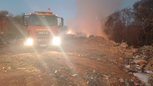 Itapecerica: Corpo de Bombeiros combate inc&ecirc;ndio em aterro sanit&aacute;rio