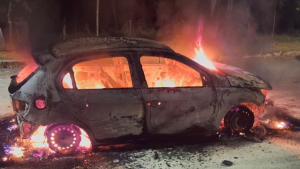 Carro pega fogo no IFMG de Bambu&iacute; ap&oacute;s pane el&eacute;trica