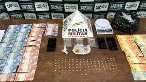 Jovem &eacute; presa com coca&iacute;na e mais de 90 pedras de crack em Par&aacute; de Minas