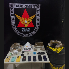 Droga na geladeira e moto irregular: trio &eacute; preso por tr&aacute;fico em Par&aacute; de Minas