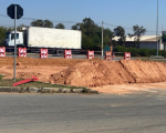 VÍDEO: Após grave acidente com 6 feridos, prefeitura bloqueia entrada de trecho do Parque de Exposições na BR-494