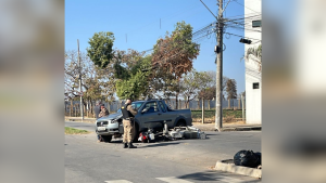 Acidente com duas motos e caminhonete deixa ferido em Divin&oacute;polis