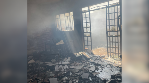 V&Iacute;DEO: Inc&ecirc;ndio atinge f&aacute;brica de roupas no bairro Jardin&oacute;polis em Divin&oacute;polis
