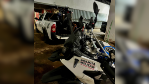 Homem &eacute; preso ap&oacute;s fugir da PM, atirar contra policiais e ser flagrado com moto clonada em Pitangui
