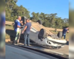 Carro capota em acidente na MG-050 em Divinópolis