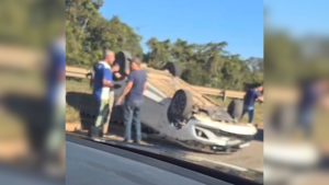 Carro capota em acidente na MG-050 em Divin&oacute;polis