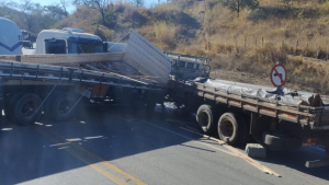 V&Iacute;DEO: Acidente entre dois caminh&otilde;es e uma carreta &eacute; registrado na MG-050, em Ita&uacute;na