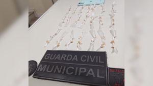 Nova Serrana: Traficante tenta fugir da Guarda Municipal, mas &eacute; detido com 63 pedras de crack