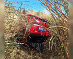 Motorista capota carro ao tentar evitar batida com caminhão na BR-352, em Pará de Minas