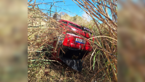 Motorista capota carro ao tentar evitar batida com caminh&atilde;o na BR-352, em Par&aacute; de Minas