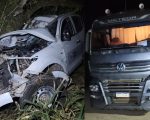 Caminhonete colide com carreta e atinge árvore na BR-354 em Bambuí; motorista fica gravemente ferido