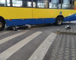 Vídeo: Homem fica ferido em acidente entre moto e ônibus no Centro de Divinópolis