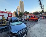 BH: motorista fica em estado grave após capotar carro e bater em poste na Avenida do Contorno
