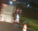 Caminhão com bois tomba no Anel Rodoviário e interdita faixas em BH