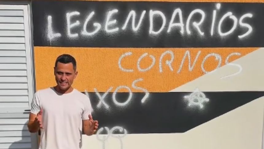 Prefeitura de Divinópolis repudia pichação contra 'Legendários' no muro do Centro Administrativo