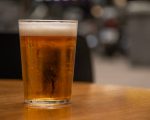 Homem esfaqueia cliente de bar que se recusou lhe dar bebida de graça na Pampulha, em BH