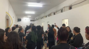 Divin&oacute;polis: M&atilde;es at&iacute;picas protestam ap&oacute;s negativa sobre uso do Plen&aacute;rio da C&acirc;mara